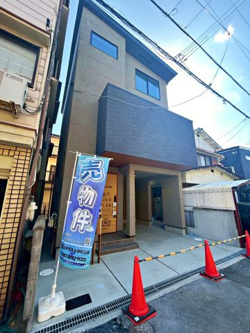 寝屋川市宝町の外観|前面道路も広いので駐車のしやすい車庫です！
