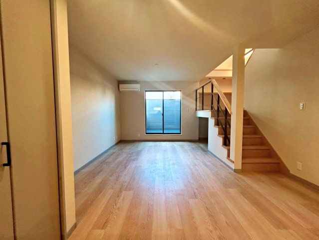 寝屋川市宝町の居間・リビング|リビングにはエアコン付きです！
ZEH水準省エネ住宅で夏も冬も快適に生活できます。