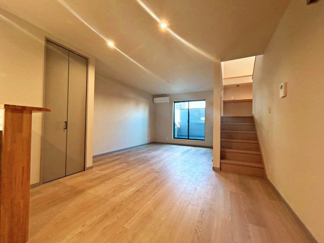寝屋川市宝町の居間・リビング|各居室収納付きで、リビングにも収納があるので荷物の多いご家族でも安心です！
家具の設置のしやすい間取りです。