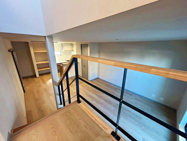 寝屋川市宝町の居間・リビング|上部が吹き抜けのため明るく広さを感じさせてくれる階段スペースになります。