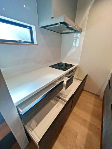 寝屋川市宝町のキッチン|キッチン収納もたっぷりあり、調理器具もスッキリ片付きます！
