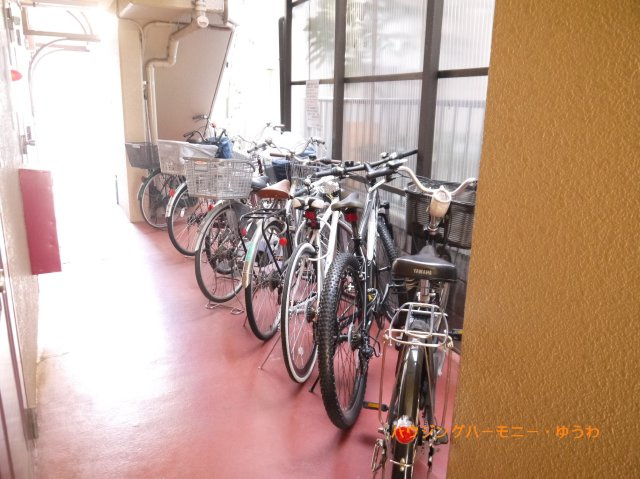 【駐輪場】 | 第二サンハイツ泉町 | 屋根付きの駐輪場となっていますので、雨の日でも大切な自転車が濡れずに済みます。