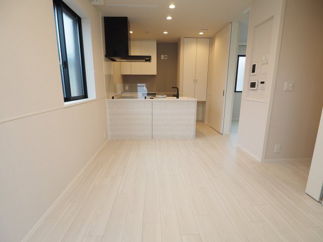 【居間・リビング】 | エアタワーKOMAE | 白と基調とした爽やかなお部屋です♪