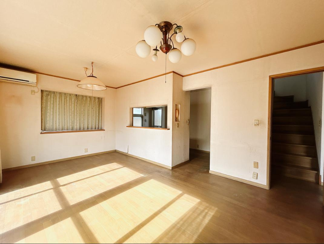 いわき市南台2丁目　中古戸建　の居間・リビング|たっぷりの陽光と心地よい風が舞い込む住まい♪