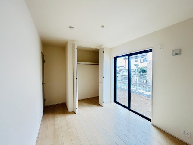 新築　桐生市相生町第27　Livele Garden.S　１号棟の洋室|現地写真　リビング隣の洋室はお子様の遊び部屋としてもちょうどいいですね♪							
