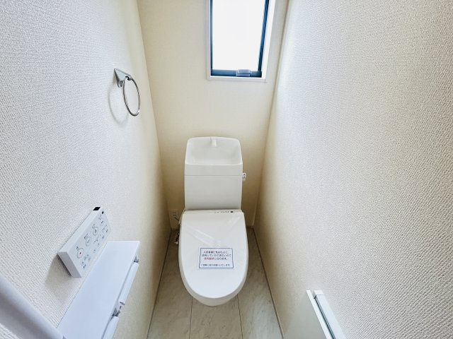新築　桐生市相生町第27　Livele Garden.S　１号棟のトイレ|現地写真　節水タイプのウォシュレット付きトイレ、水道料節約に一役買います！							
