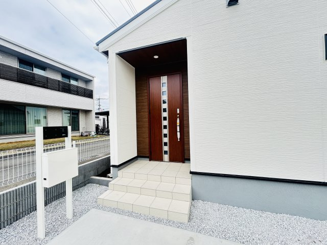 新築　桐生市相生町第27　Livele Garden.S　１号棟の玄関|現地写真　TVモニター付きドアホンでセキュリティも安心です！
