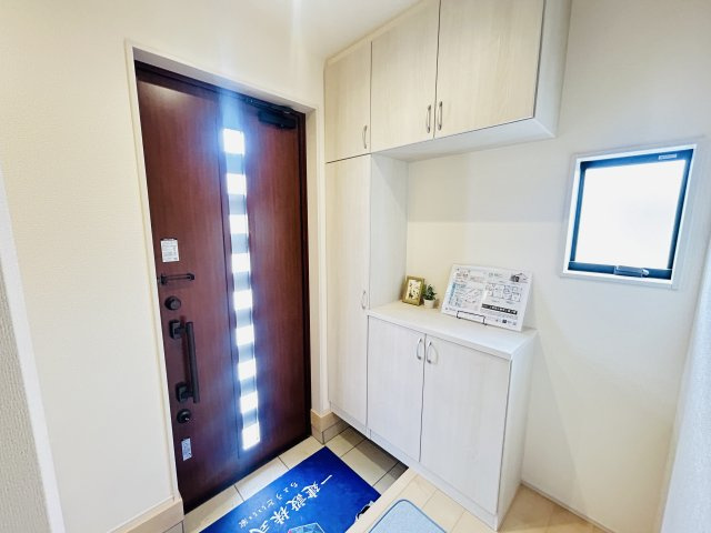 新築　桐生市相生町第27　Livele Garden.S　１号棟の玄関|現地写真　３０足以上収納できる下駄箱、狭い玄関もスッキリ使用できます。							
