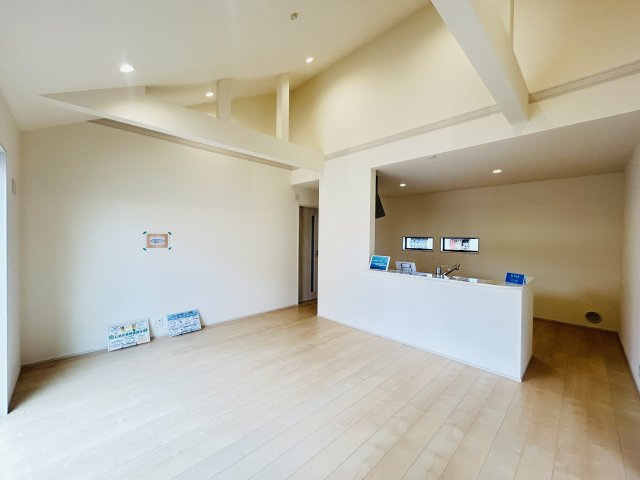 新築　桐生市相生町第27　Livele Garden.S　１号棟の居間・リビング|現地写真　家族の会話が弾む対面キッチン。お子様の様子も確認できて安心ですね。							
