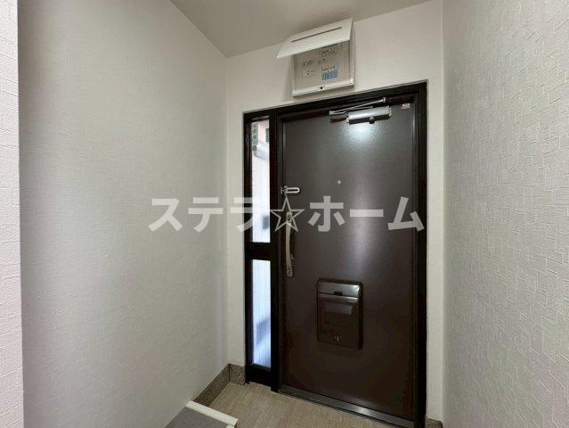 ローズコーポ千里C棟の玄関|明るい玄関です