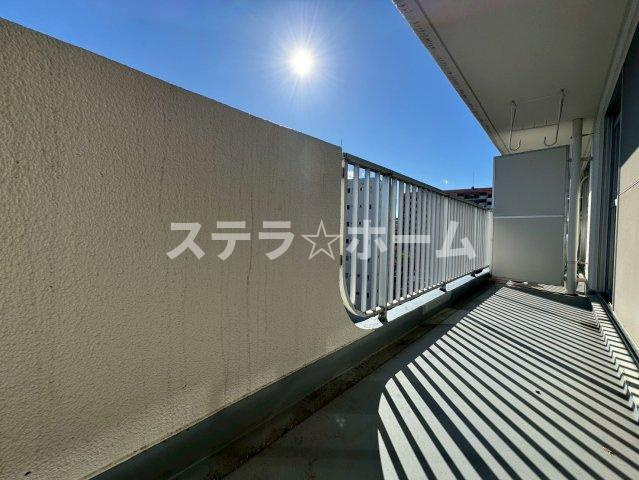 ローズコーポ千里C棟のバルコニー|外からの目が気にならないバルコニーで洗濯物が干せます