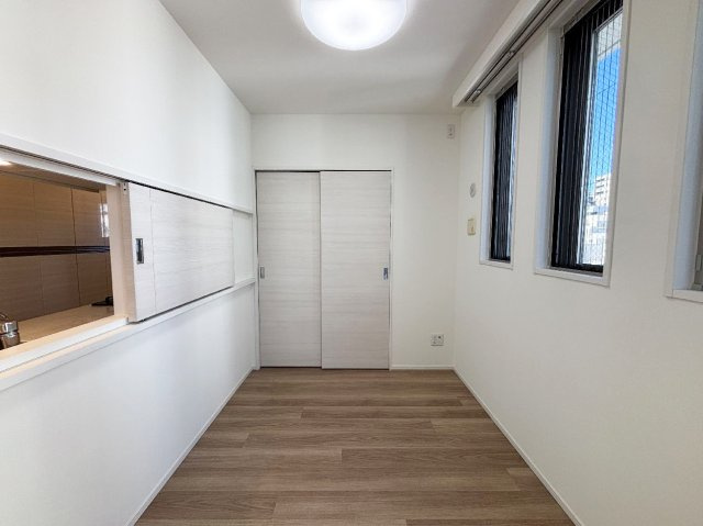 【洋室】 | クレストコート文京湯島 | 3.2帖洋室／キッチンとの間に窓があり開閉が可能です。