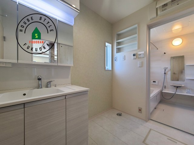 福岡市城南区七隈3丁目第1-3棟（1号棟）の内観：施工例|ゆとりの洗面スペースで朝の身支度もスムーズに。暮らしを快適に変えるシャワー付洗面台です！