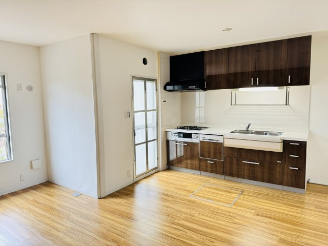 グリーンヒル寺田１５５号棟の居間・リビング|～11.5帖の明るいLDKで、家族団欒の時間をお過ごしいただけます～