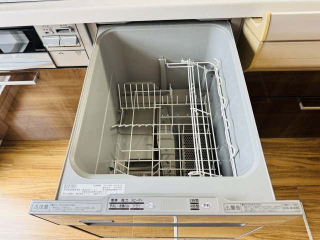 グリーンヒル寺田１５５号棟のキッチン|～食洗機付き　食事後の食器洗いはお任せ、家族でゆっくりとくつろげます～