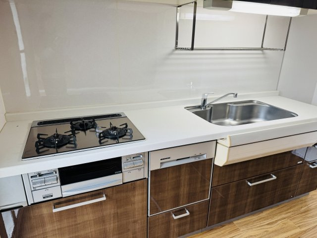 グリーンヒル寺田１５５号棟のキッチン|～３口コンロと広い調理台でお料理が捗ります～