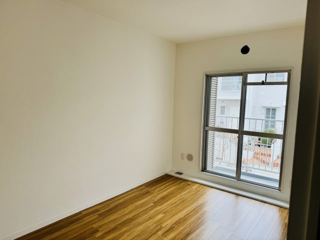 グリーンヒル寺田１５５号棟の子供部屋|～2階バルコニーに面している5.5帖の洋室です～