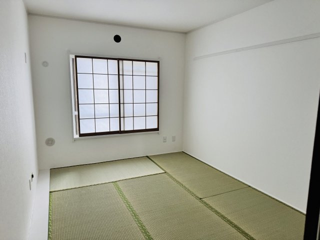 グリーンヒル寺田１５５号棟の和室|～2階には6.0帖の和室が2間　畳表替え・障子襖貼替え済です～