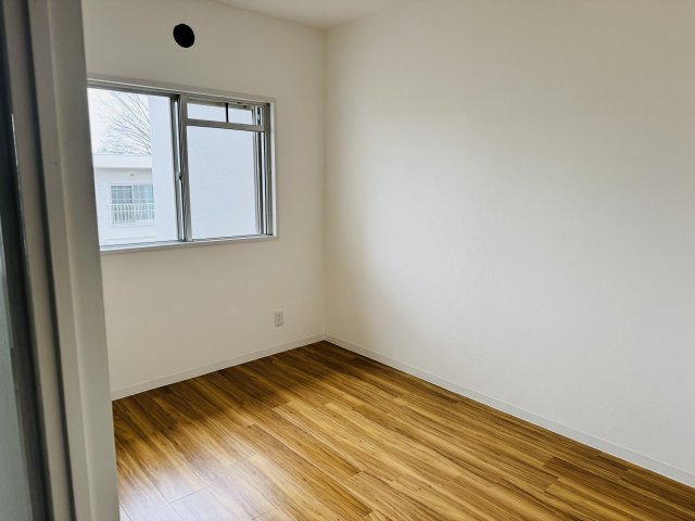 グリーンヒル寺田１５５号棟の洋室|～2階4.0帖の洋室です～