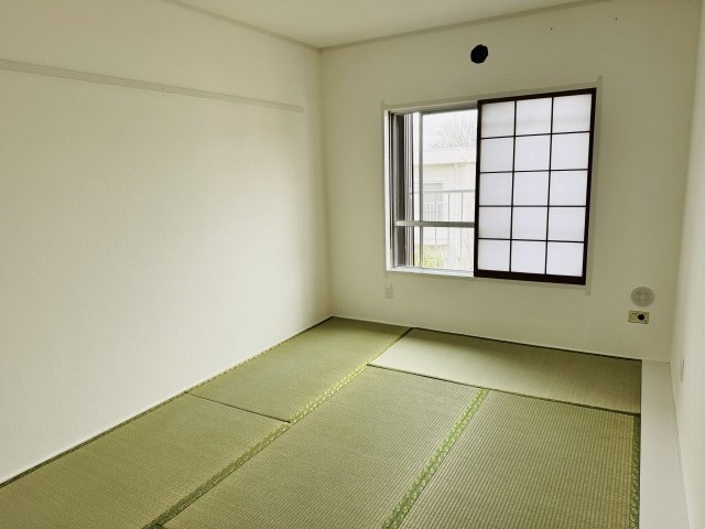 グリーンヒル寺田１５５号棟の和室|～2階には6.0帖の和室が2間　畳表替え・障子襖貼替え済です～
