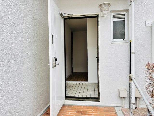 グリーンヒル寺田１５５号棟の玄関|～玄関には換気…明かり取りのできる窓付き～