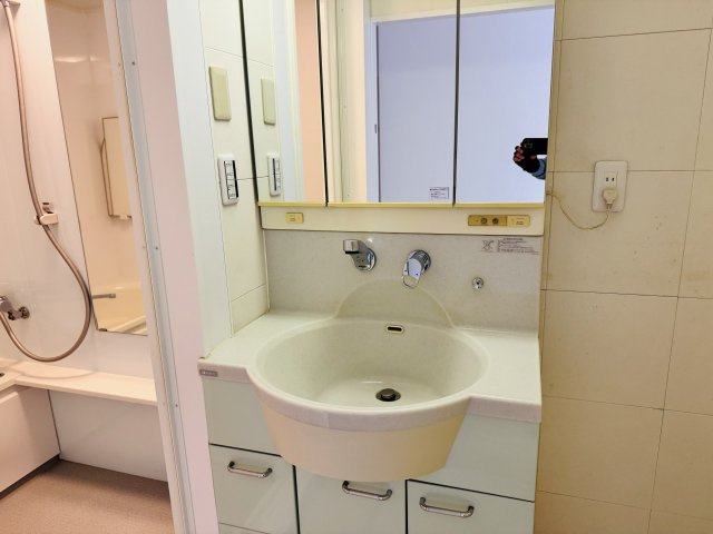 グリーンヒル寺田１５５号棟の独立洗面台|～お手入れのしやすいハイバックタイプの独立洗面台～