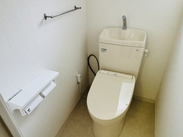 グリーンヒル寺田１５５号棟のトイレ|～暖房温水洗浄機能付きトイレ　冬場は特に嬉しい機能ですね～