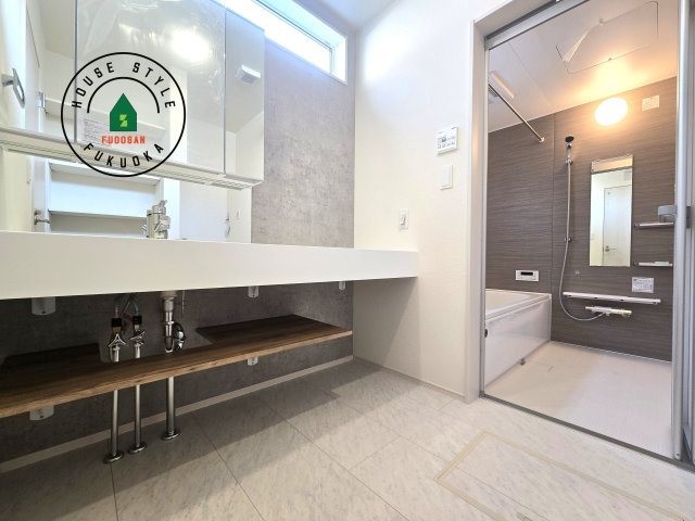 福岡市城南区七隈3丁目第1-3棟（2号棟）の脱衣所|ゆとりの洗面スペースで朝の身支度もスムーズに。暮らしを快適に変えるシャワー付洗面台です！