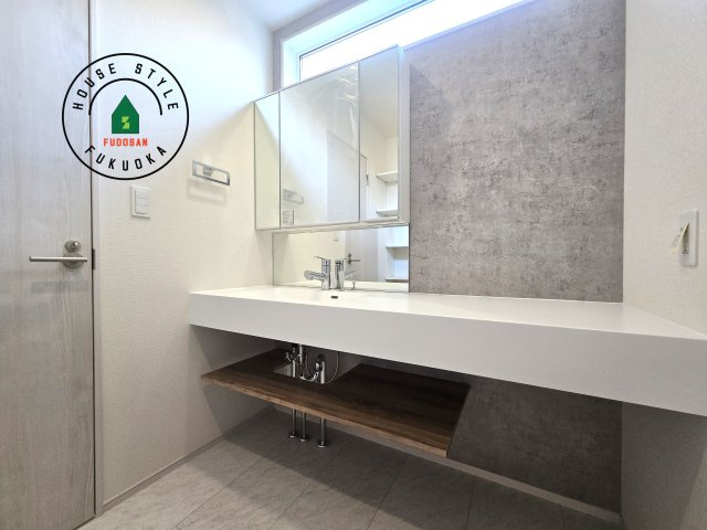 福岡市城南区七隈3丁目第1-3棟（2号棟）の独立洗面台|毎日使うものだから清潔な空間を保ちたい水回り。洗面にはそんな願いを解消させてくれる収納アイデアが満載です。三面鏡の裏側にはキャビネットが現れ小物から背の高い物まで収納できます。