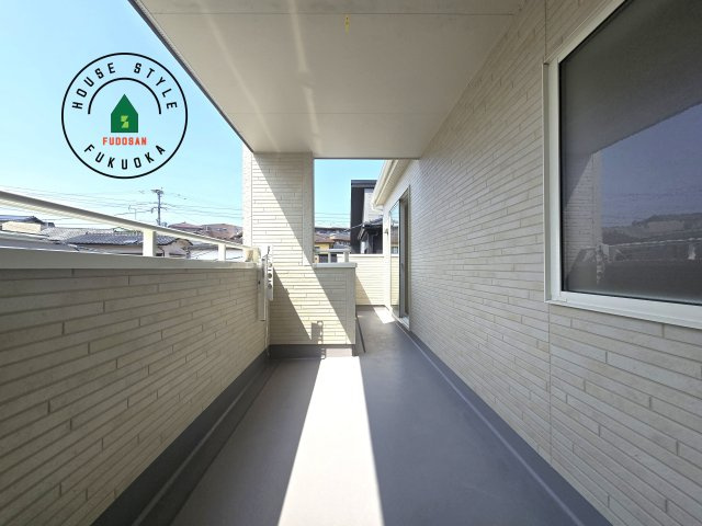 福岡市城南区七隈3丁目第1-3棟（2号棟）のバルコニー|風をしっかりと感じられるバルコニーでは、毎日が洗濯日和です。広々としているので洗濯も楽しくなるでしょうし、気分転換にバルコニーからの眺めを楽しむのもいいでしょう。