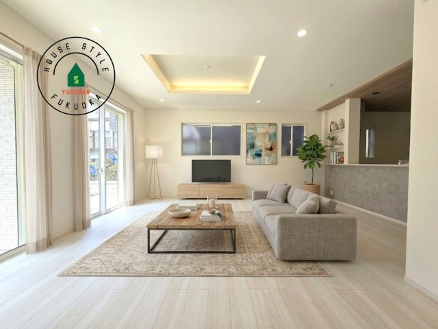 福岡市城南区七隈3丁目第1-3棟（2号棟）の居間・リビング|明るく開放的なリビングダイニングは豊かな陽光が注ぎ込み、やすらぎの空間を演出してくれます。ご家族で楽しいひとときをお過ごし下さい。※家具はCGを合成したものです。