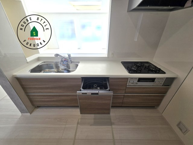 福岡市城南区七隈3丁目第1-3棟（2号棟）のキッチン|ご家族を近くに感じられる対面キッチンのLDK。会話もはずみそうですね。