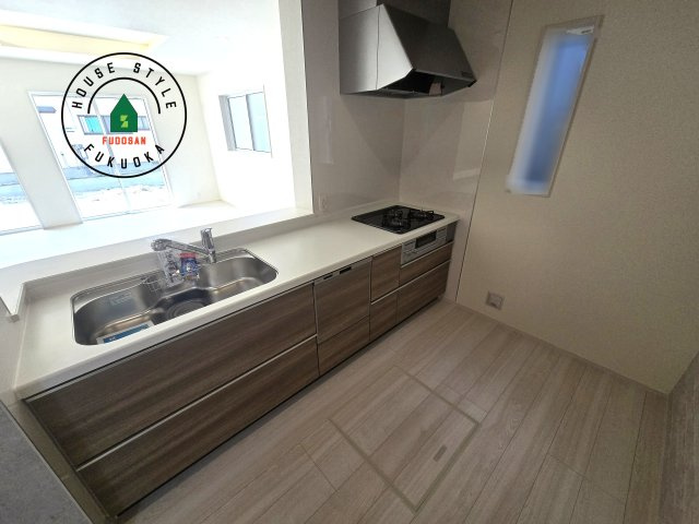 福岡市城南区七隈3丁目第1-3棟（2号棟）のキッチン|ダイニングテーブルへの配膳がラクラク、お料理はかどるカウンター付きシステムキッチン！