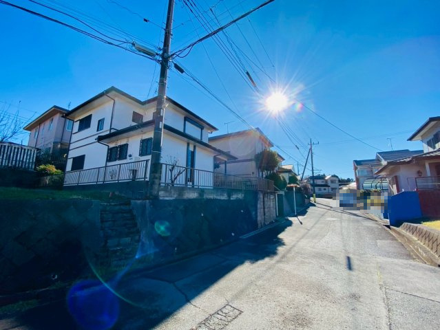 富里市新中沢中古戸建の前面道路含む現地写真