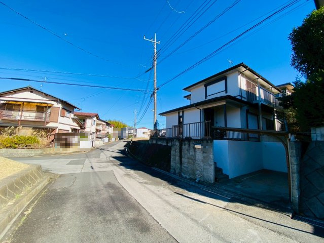 富里市新中沢中古戸建の前面道路含む現地写真