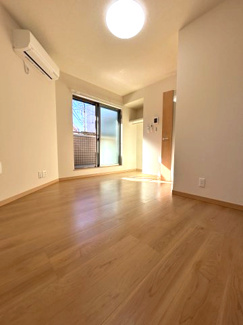 【居間・リビング】 | LINKS YOKOHAMA SASABORI | エアコン完備の洋室