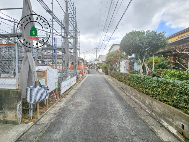 福岡市城南区七隈3丁目第1-3棟（3号棟）の前面道路含む現地写真|前面道路は閑静な住宅地をはしる車通りの少ない道路。お車の出し入れが苦手なママや小さなお子様にも安心ですね。しっかり舗装もされているので、ベビーカーや自転車で通っても快適に通行できます。前面道路です。