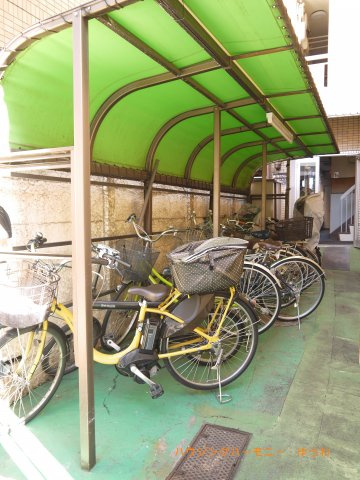 【駐輪場】 | 東十条マンション | 屋根付きの駐輪場となっていますので、雨の日でも大切な自転車が濡れずに済みます。