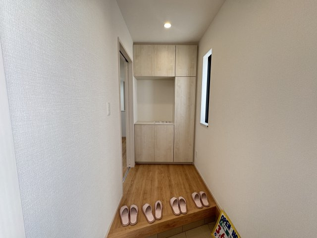 うるま市江洲（全10棟）EFGHI号棟の玄関|F号棟　十分な収納付き玄関♪