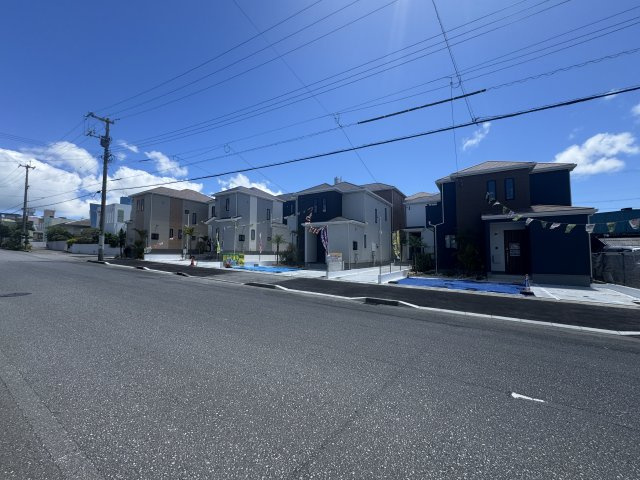 うるま市江洲（全10棟）EFGHI号棟の前面道路含む現地写真|※北東側公道15.9m♪