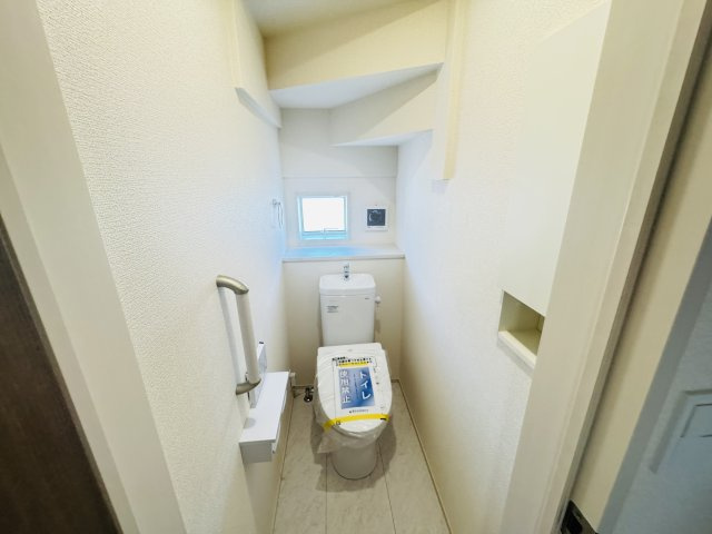 新築　前橋市北代田町　Blooming　Garden　2号棟のトイレ|現地写真　節水タイプのウォシュレット付きトイレ、水道料節約に一役買います！
