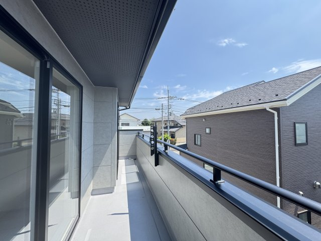 新築　前橋市北代田町　Blooming　Garden　2号棟のバルコニー|現地写真　日当たりの良い広々バルコニー！どのお部屋からも行き来できます。							
