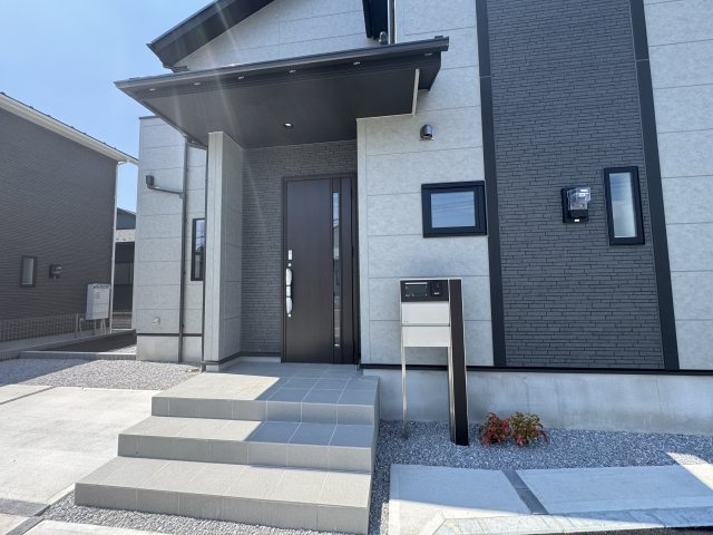新築　前橋市北代田町　Blooming　Garden　2号棟の玄関|現地写真　ポストと一体型のTVモニターホンでセキュリティ安心！
