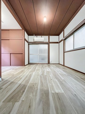 【居間・リビング】 | 東小松川2丁目戸建て | ★3面採光の明るいお部屋です★