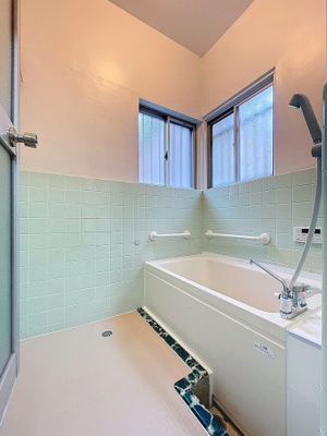 【浴室】 | H・Kハウス | ★2面採光で通風良好なバスルームです★