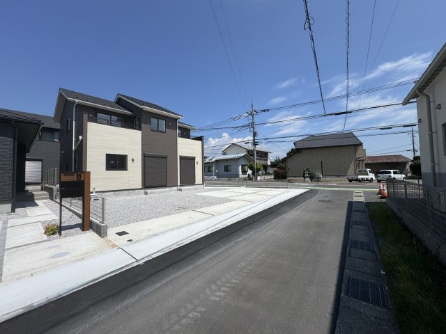 新築　前橋市北代田町　Blooming　Garden　3号棟の前面道路含む現地写真|現地写真　　東側接道幅員約10.5ｍ