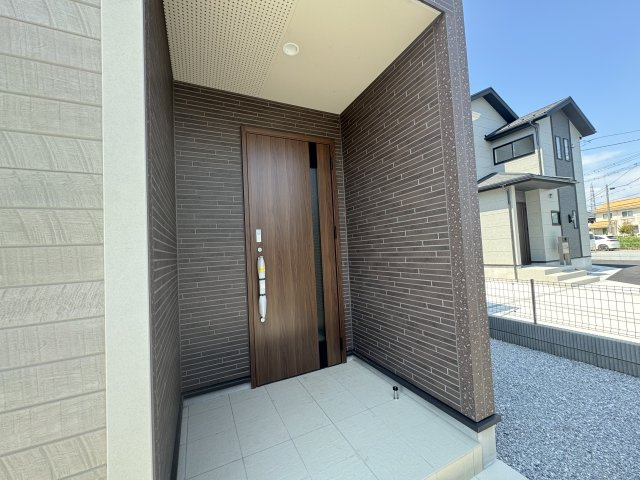 新築　前橋市北代田町　Blooming　Garden　3号棟の玄関|現地写真　ポストと一体型のTVモニターホンでセキュリティ安心！
