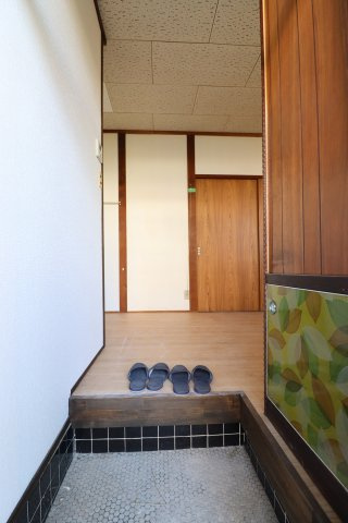 上野アパートの玄関