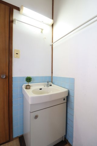 上野アパートの洗面所