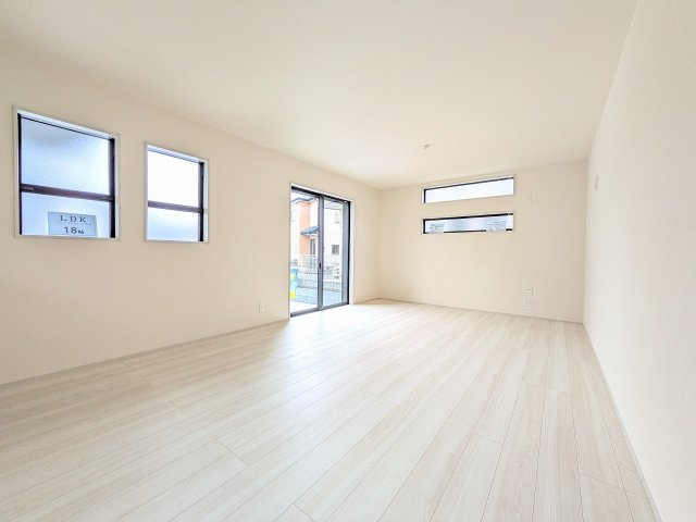 八王子市　泉町　新築一戸建て　９期の居間・リビング|～18.0帖の明るいく開放感のあるLDK、家族団欒の時間をお過ごしいただけます～